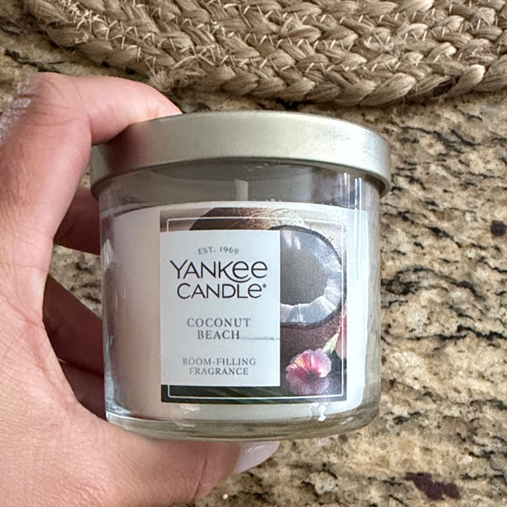 Yankee Candle Coconut Beach - Creamy White